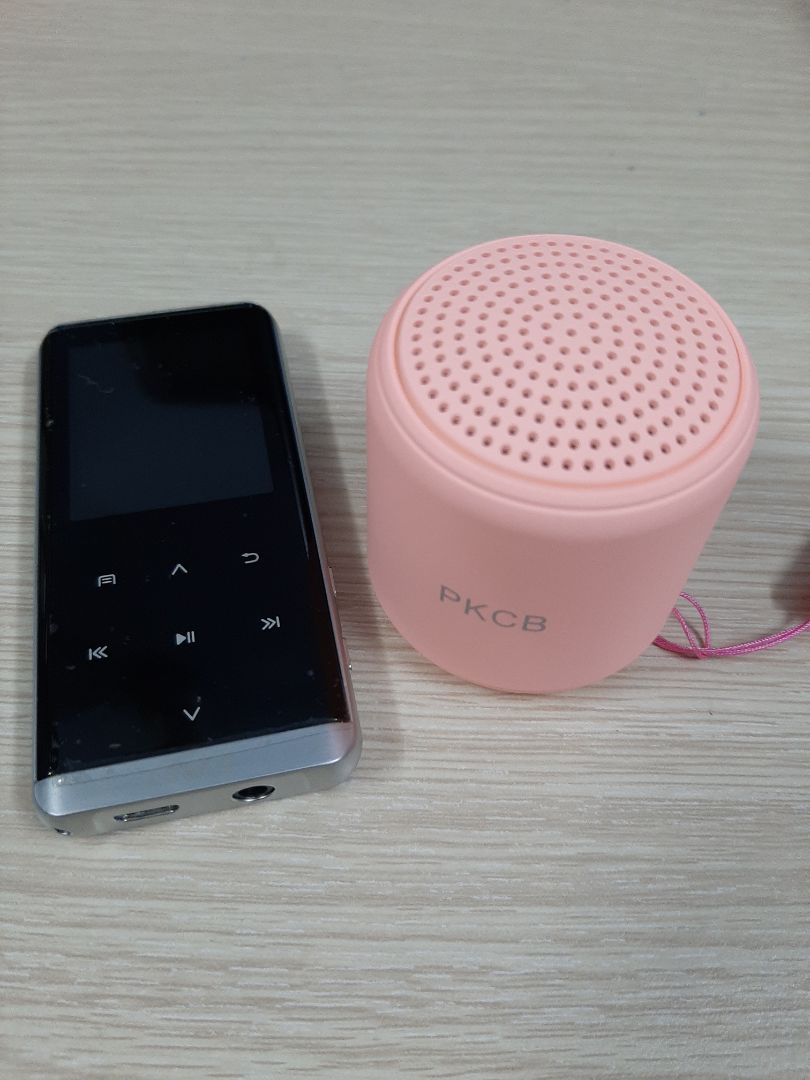 Cái loa màu hường nhỏ xinh cỡ trái quýt nhỏ, trông cực cute và cực dễ kết nối với điện thoại, máy nghe nhạc, ... khiến mình vô cùng hài lòng.
Âm thanh thì ổn, không hay lắm - mình dùng để nghe ngoại ngữ và coi phim thì khá okay bởi âm lượng khá to. Mình chỉnh âm thanh trên thiết bị khá thấp (dưới 50%) mà loa phát bự hết cả cái phòng khách và vang tới bếp luôn! Đúng dữ dội lunnn!!!
Giá thấp, loa cỡ mini lại phát âm thanh to thì cũng quá okay rồi. Mình mong là sản phẩm sẽ dùng được lâu :)