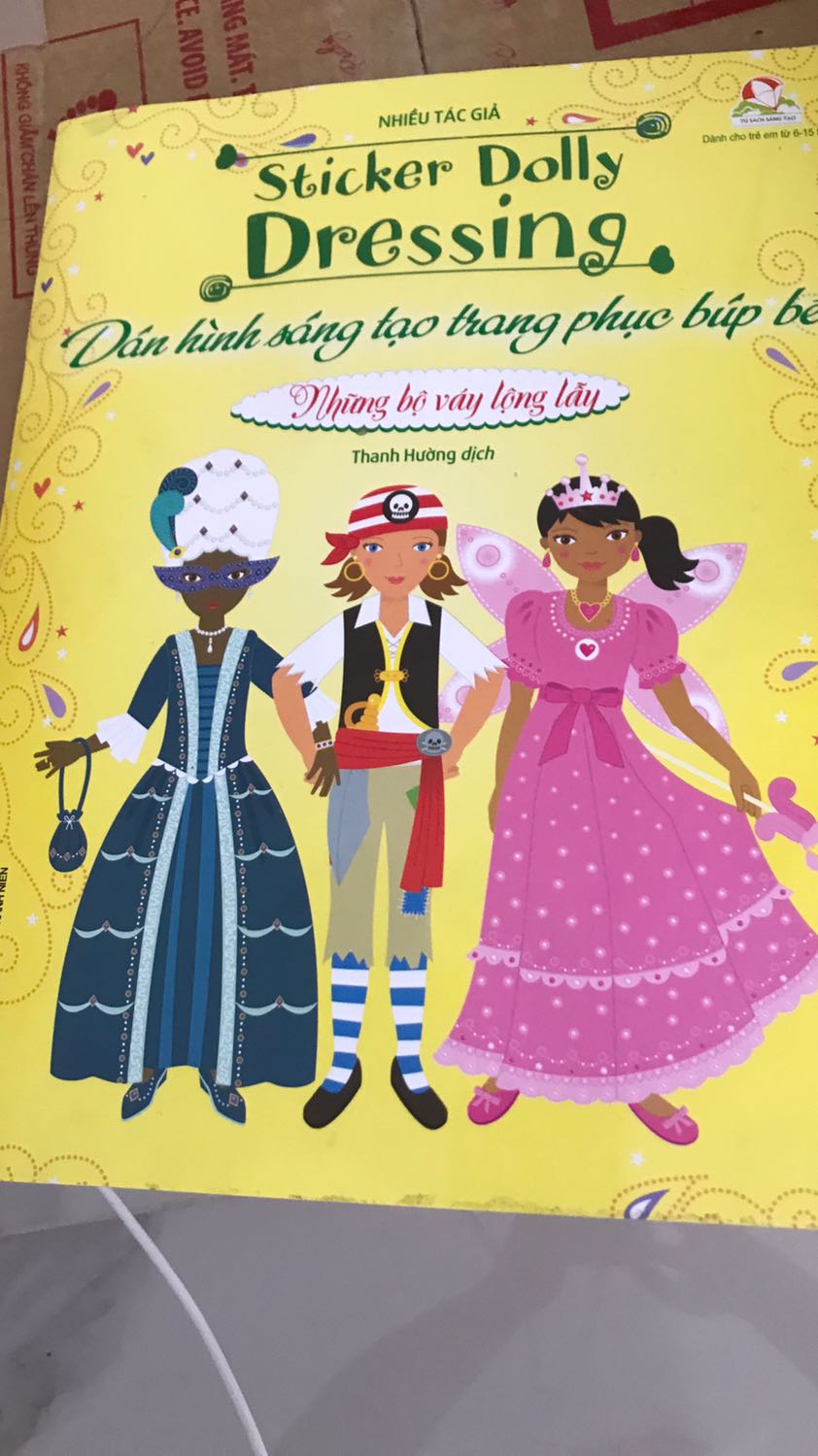 Hình ảnh màu sắc sản phẩm dễ thương, bé rất thích những mẫu dán sáng tạo trang phục này, điểm nhỏ là có vài hình đường cắt của sticker khó gỡ ra nên dễ bị rách☹️