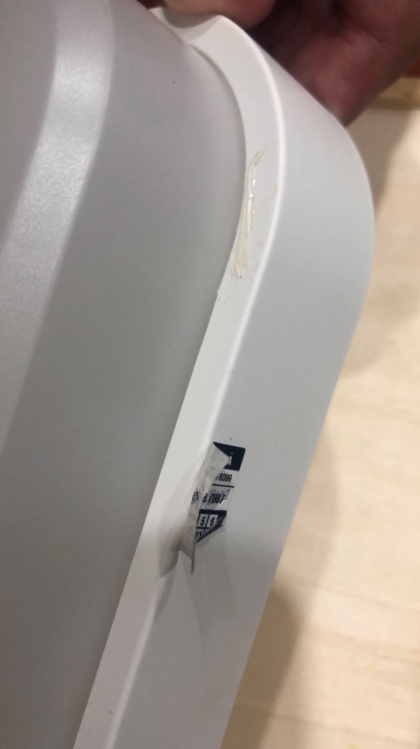 Shop gửi hàng đã qua sử dụng? Không có ốc vặn?? Tôi mua tiki nhiều nhưng lần đầu bị như thế này không chấp nhận được?