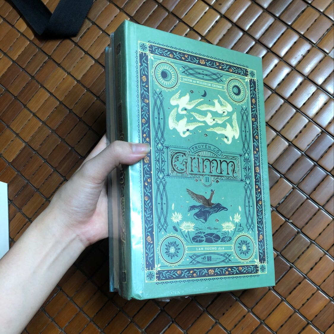 Truyện được bọc màng co chắc chắn, giao hàng rất nhanh.
Truyện cổ grim thì đã quá quen thuộc với mọi người. Ấn bản do Nhã Nam xuất bản được thiết kế bìa mang màu sắc, hình ảnh đúng chất truyện cổ tích dành do người lớn bởi tông màu trầm và hình ảnh có pha chút ma mị. Nói chung về hình thức thật sự Nhã Nam chưa bao giờ làm mình thất vọng.