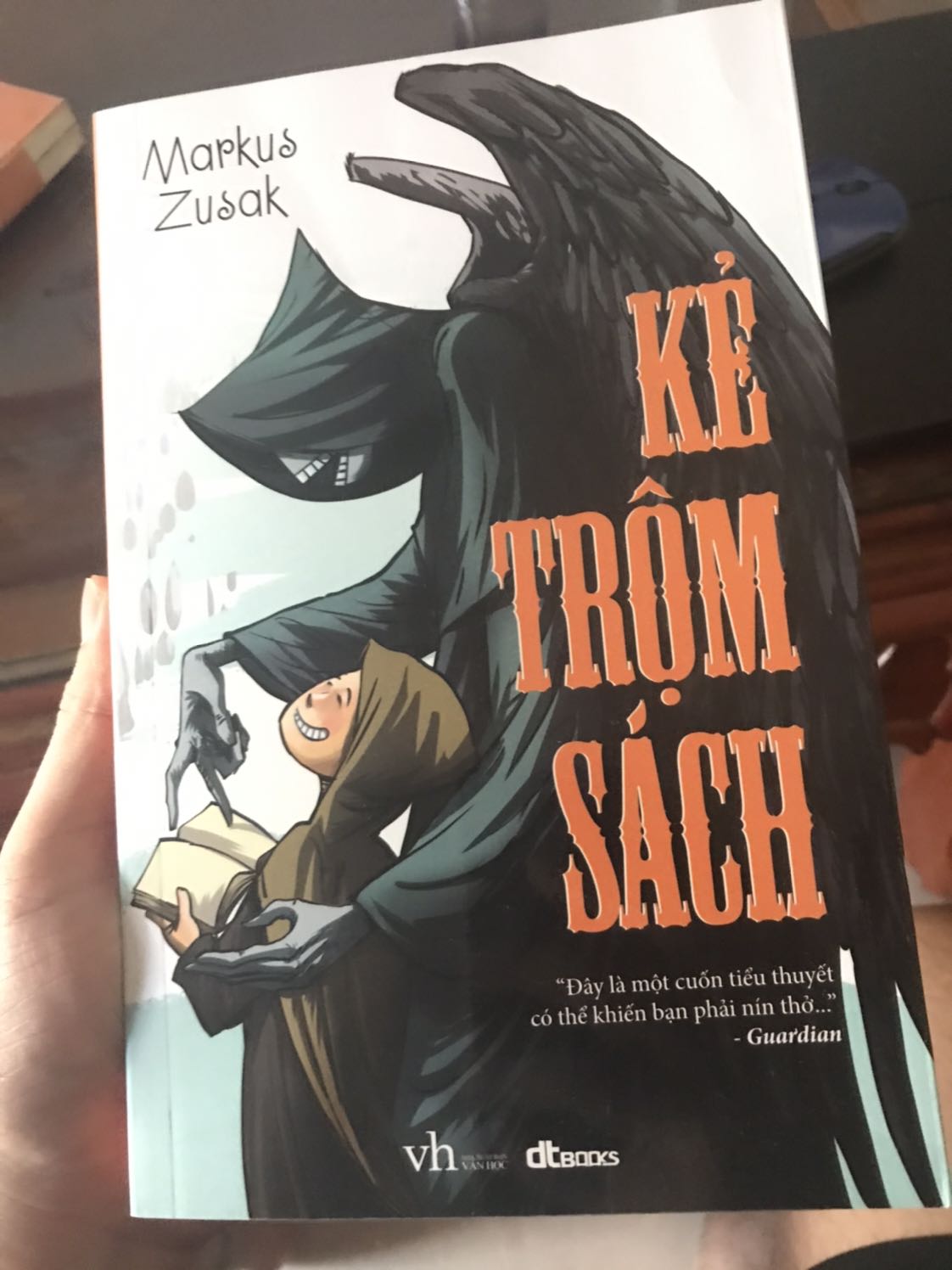 Tiki giao sách bìa khác chứ ko phải bìa màu đỏ như hình nhưng thôi kệ mình k quan trọng lắm, sách tái bản năm 2019. Hình thức sách ok, ko *** lem luốc. Nội dung thì mình thấy trước hết là giọng văn và ngôn từ rất mượt mà dễ hiểu, ng dịch cũng rất trơn tru, câu truyện được kể qua lời kể của Thần Chết rất thú vị xen lẫn hài hước, điểm đặc biệt khác với những tiểu thuyết khác. Mình mới đọc đc 1 phần nhìn chung thấy khá hấp dẫn mình lại rất thích bối cảnh châu âu thời những năm 30,40. Mới đọc xong cuốn Thép đã tôi thế đấy cũng vào thời đó với câu chuyện của Pavel Korchagin thì đọc tới cuốn này cũng vào thời đó với câu chuyện của cô bê Liesel Merminger. Cảm thấy có sự liên kết rất thú vị. High recommend nhé mn