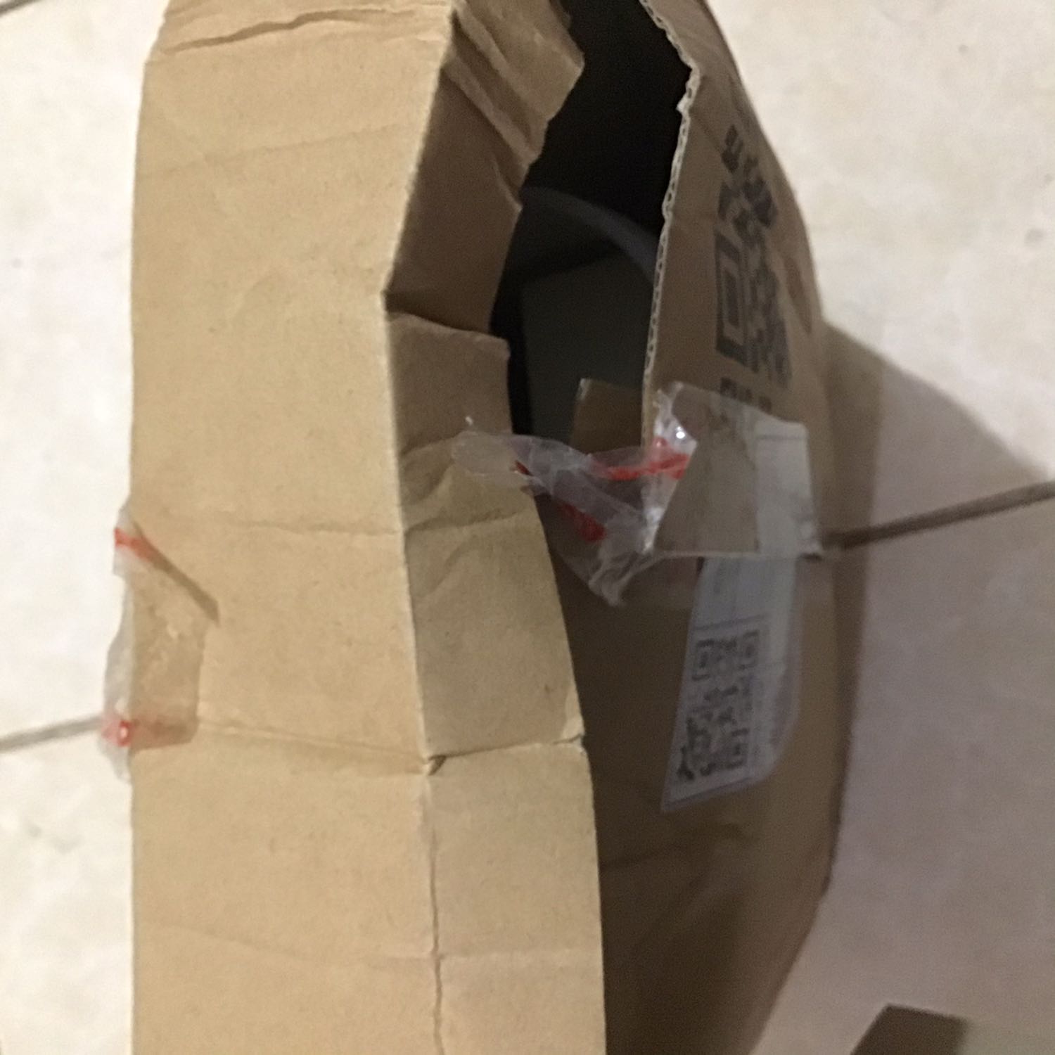 Riêng đơn hàng từ fahasa thì không bao giờ lo về quy cách đóng gói lẫn chất lượng sách. Nhưng vận chuyển Giao Hàng Nhanh GHN thì quá tệ,nhiều lần gặp tình trạng này,kiểu như ở khâu nào đó cố tình làm nhàu nát bọc ngoài để kiểm ta hàng hoặc ý định gì đó với hàng bên trong,vì vỏ hộp nát nhừ,băng dính bị xé đứt nhưng sách bên trong lại k hề suy suyển chút ít nào. Rất đáng quan ngại về nhà vận chuyển này