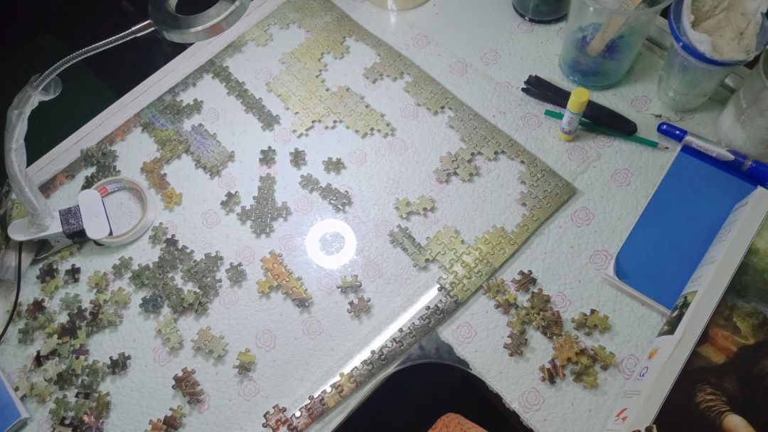 em bị thiếu mảnh ghép, cái phần màu xanh trên cùng em ghép chưa xong mà hết mảnh ghép rồi ạ. huhu
với lại không có tờ hướng dẫn sử dụng, mở hộp ra chỉ có 1 chai keo, 1 miếng xốp và một mớ mảnh ghép thôi ạ.