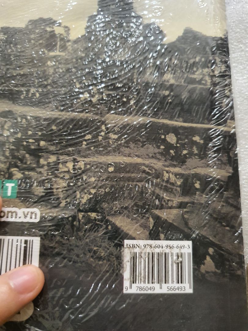 Giao hàng nhanh, đặt nay là mai giao luôn. Mình chưa đọc nên chưa xé bao nên không biết sách trong có bị lỗi không. 
Nhìn trực quan bên ngoài thì bọc màng co kiểu thiếu tiền 😂, còn không được màng co cứng mà lỏng lẻo như lấy túi nilong rồi hơ nóng vậy.
Chỗ giá tiền còn in lại vết lột của băng keo, để lâu bám bẩn. 
Giấy in dùng lọai rởm, trắng mỏng như mấy cuốn giáo trình rẻ tiền. Chắc vậy nên giá mới thấp.