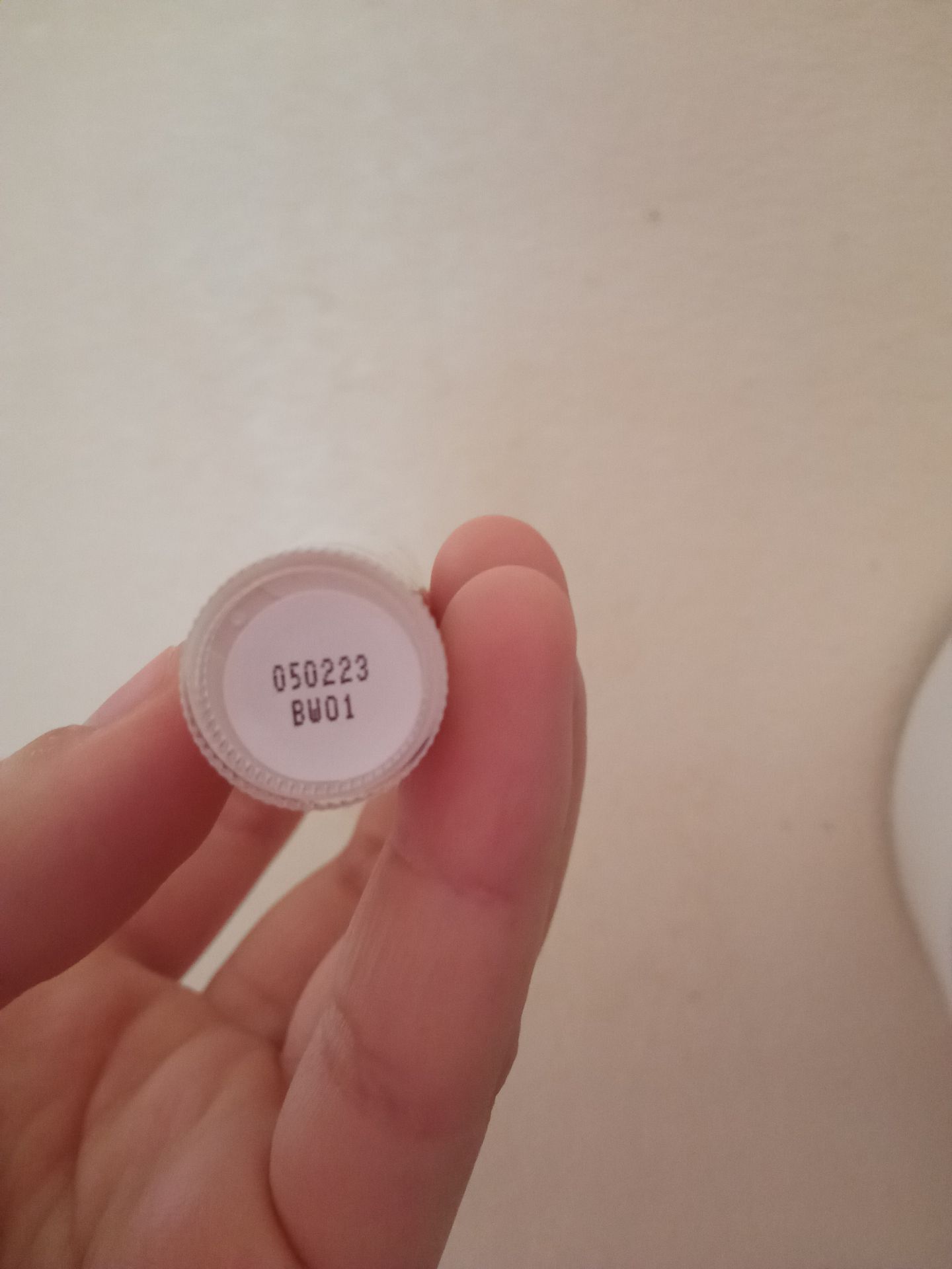 son đánh lên môi rất mềm, mùi táo thơm dịu nhẹ, cây son cầm rất chắc tay, nhìn rất đẹp và xesang. Tiki đợt này giao hàng hơi lâu một chút, gần một tuần mình ms nhận đc hàng nhưng bù lại chất lg sp rất ưng ý, hơn nữa bác shipper của NJV cũng rất thân thiện nữa.