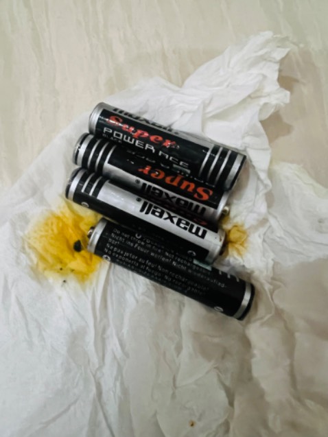 Đang dùng thì pin bị chảy nước. Rất quan ngại khi nếu không thường xuyên kiểm tra thì thiết bị điện sẽ bị hỏng ngay 😭😭😭. Mém chút nữa là mình bị hư cái cân điện tử rồi !!!!!!