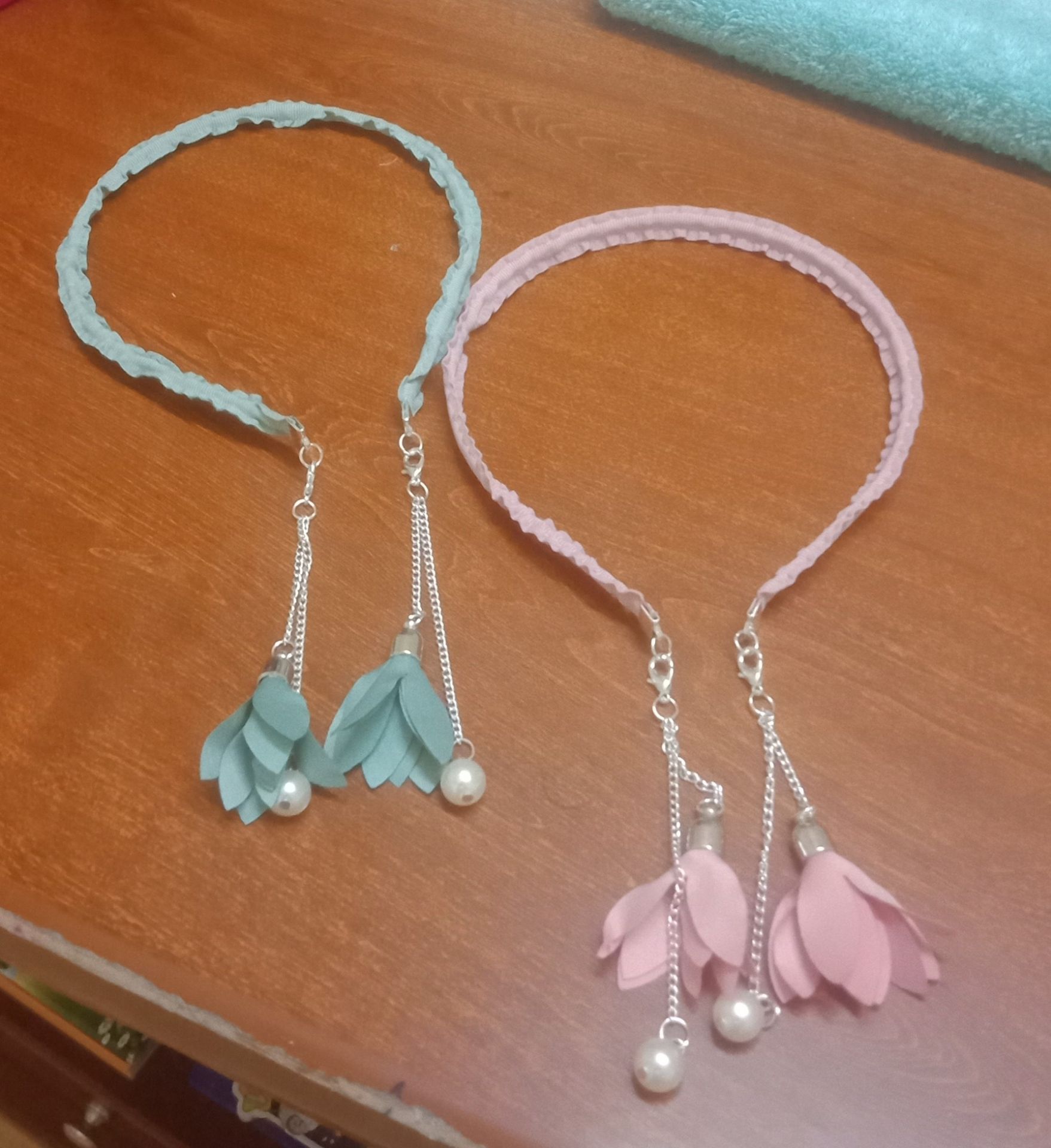 Băng đô cài tóc rất xinh, màu sắc trang nhã, có gắn tua rua rất đáng yêu. Dễ thương lắm Shop ơi. Cảm ơn Shop nhé!!