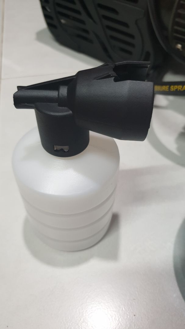 Vừa nhận được máy, *** thử ok,nhưng shop gởi hàng ko có tâm vậy ?gởi cho khách cái bình xịt dung dịch bị gãy chốt cài.vì sao khẳng định shop cố tình gởi như vậy ?vì trong thùng hàng ko có phần gãy này luôn.Yêu cầu đổi lại bình xịt hoặc trả lại kiện hàng nếu không giải quyết !