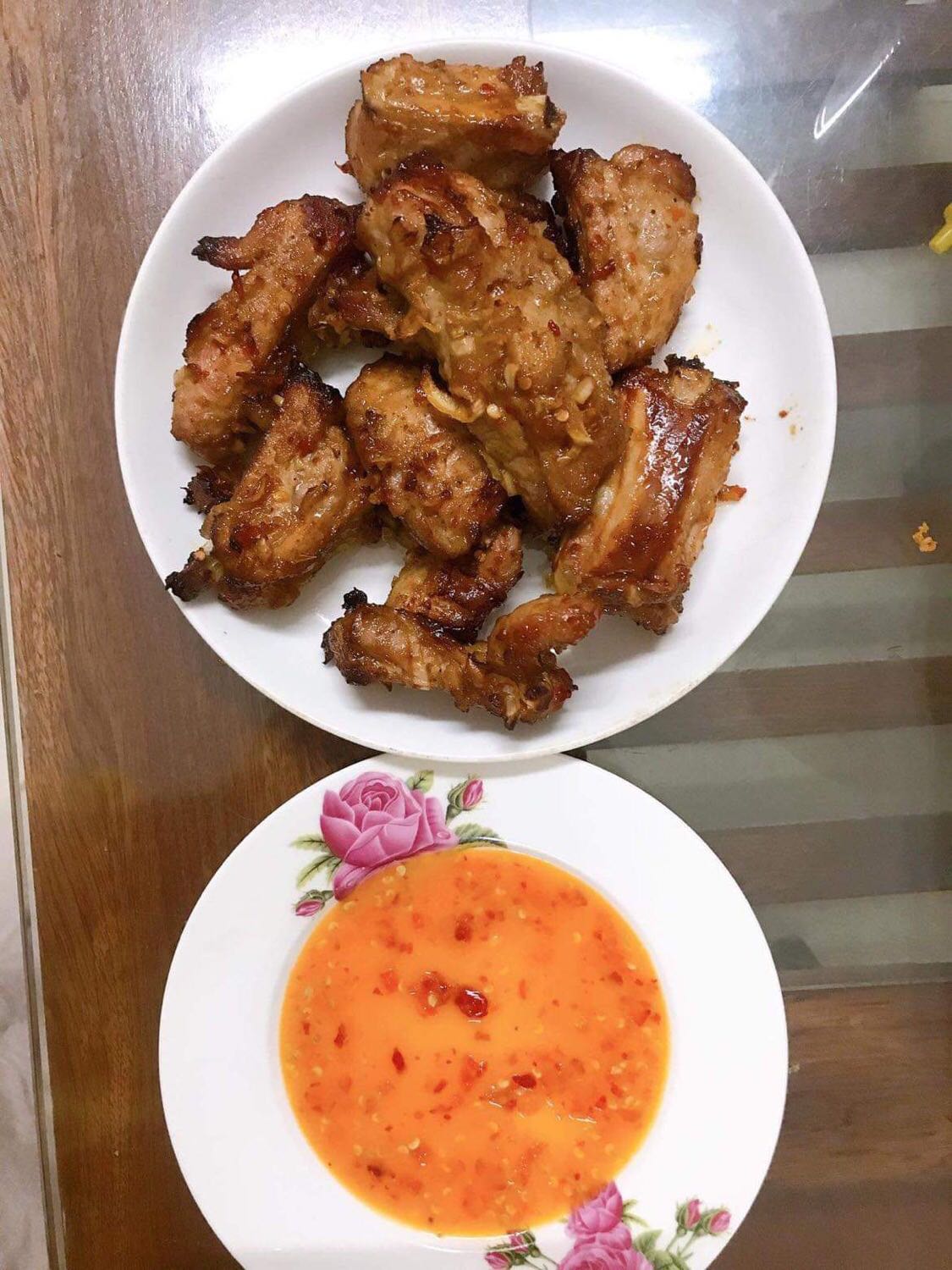 mình mua sale 8.8 giá 3.5*** . hàng giao khá nhanh ( 6 ngày ) 
Nhận được hàng mình khá bất ngờ bơi bên ngoài nồi to , sang , đẹp thâht sự. lòng nồi hơi bé tí so với tưởng tượng của mình. máy chạy rất êm . không có mùi nhựa. vệ sinh khá dễ nếu lót giấy nến và giấy bạt nhé . 
 nên mua nhé mn . 👍👍👍👍