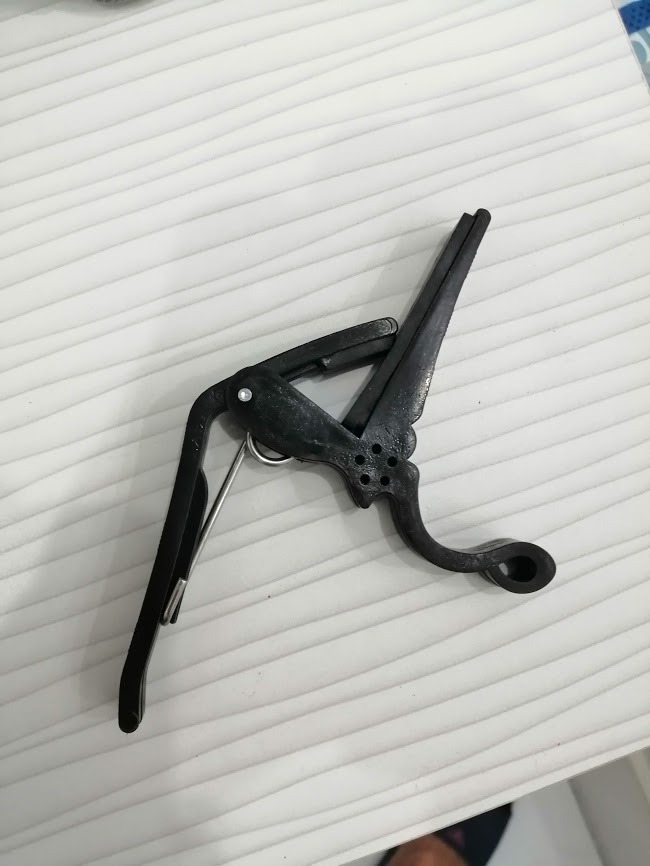 trong hình thì để mẫu capo bằng sắt, khi giao hàng thì giao mẫu bằng nhựa kém chất lượng. thất vọng với tiki và nhà cung cấp sản phẩm