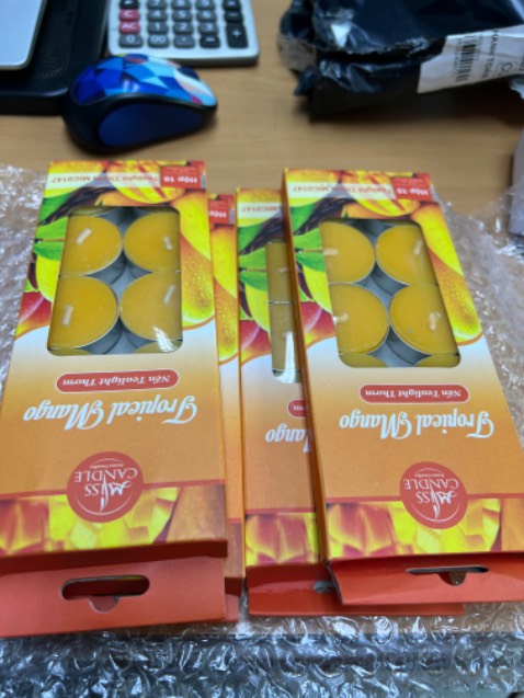 Đặt sản phẩm màu đỏ lại giao màu cam. Giao hàng nhanh. Vẫn phải trừ điểm. Nhưng nếu sản phẩm là mùi tự nhiên sẽ tiếp tục ủng hộ.