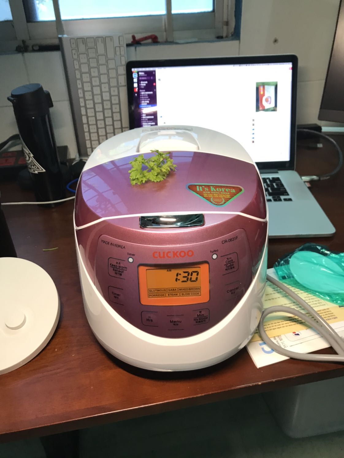 Tuyệt vời lắm nhé. Lâu rồi mình không viết review nhưng nay phải lên viết rồi, mình rất ưng cái bụng kkk. Mình mua được 3 ngày trước, về nấu gạo lứt cũng ko cần ngâm hay gì cả, mà có ngâm cũng tiện vì tối mình đi ngủ thì mình vo gạo xong bỏ lên nồi, hẹn 6h thì nồi tự nấu lúc 5h, 6h sẽ có cơm để ăn nó tự tính toán thời gian nấu, chức năng giữ ấm cơm là tuyệt vời nhất mình đã để cơm 26h trong nồi và ăn vẫn ngon, luôn có cơm nóng để ăn, mình có 1 mình nấu 2 *** (kèm nồi) ăn 1.5 ngày vô tư luôn, rất thích. Giờ chờ độ bền nữa là đẹp ?