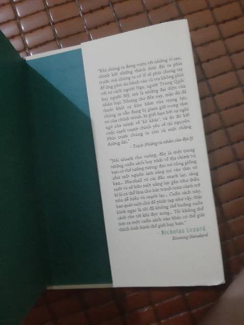 Sách rất đẹp ko bị bóp méo, bên ngoài có một được bọc rất tốt ko sợ bên trong méo. Vì sách là bìa cứng nên mình rất lo là sách vận chuyển sẽ bị bóp méo nhưng bây giờ nhìn sách rất ưng. Nội dung của sách rất hay rất đáng để mua.