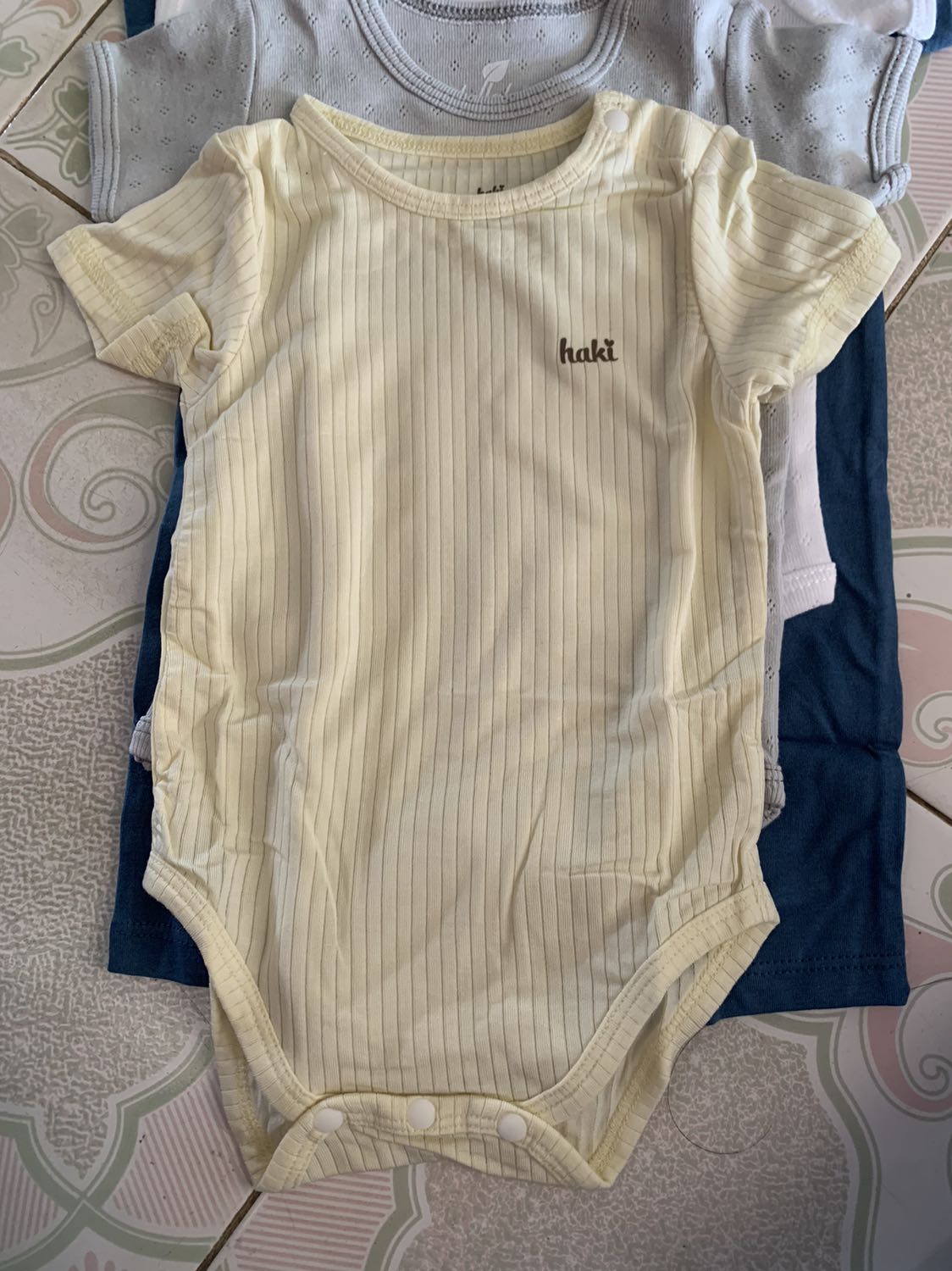 Vải mềm mịn mát, rất thích chất vải của haki