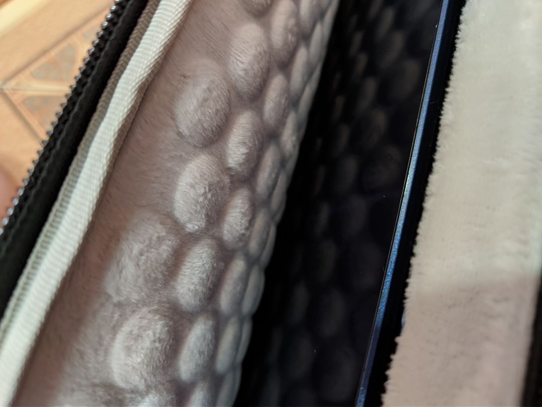 Thiết kế chắc chắn, ruột có đệm dày. Nhét laptop Asus Zenbook vào vừa khít. Có rơi cũng đỡ sợ va đập mạnh hư hỏng laptop.