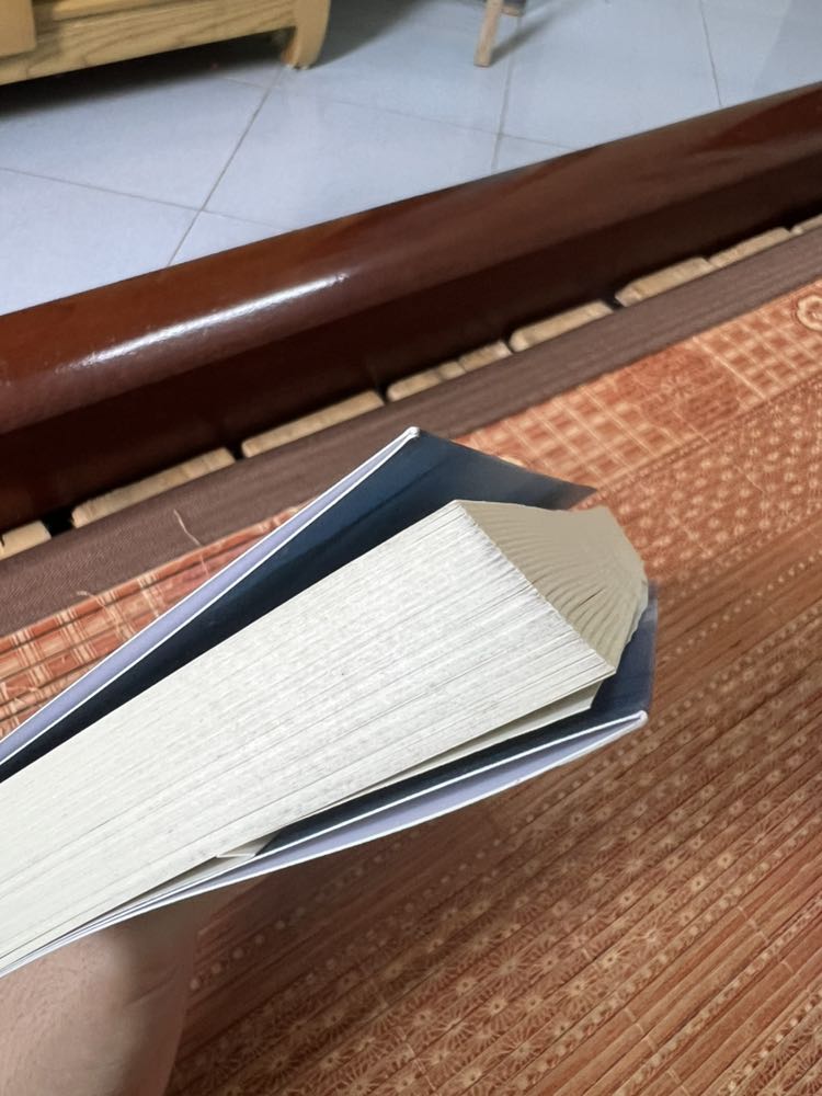 Sách bị bẩn ở đầu, gáy hơi lệch, trang sách bị lỗi