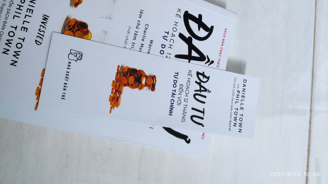 Nghe sách nói thấy hay quá nên mua, đúng là khác biệt như việc "nghe kể" với "chính bản thân sở hữu". Sách đẹp vuông vứt, hàng cao cấp niêm phong nilon, giấy dày lán o, được mã cào của NXB trẻ tặng ebook nữa mà app die từ 2017 rồi. 
450 trang đọc chiêm nghiệm tầm 10h là hết, nhưng nội dung thực hành phải 1 năm mới xong, đầy đủ kiến thức để 1 người mù tài chính coi clip ko thể hiểu nổi như mình, có thể đọc hiểu báo cáo tài chính, phân tích doanh nghiệp, định giá cty.  Thời kỳ đầu ko lựa chọn cổ phiếu bắt đầu từ đâu, giờ có danh mục riêng phù hợp sở trường rồi.