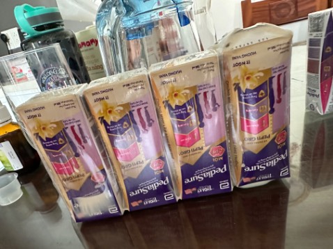 1 hộp sữa bị phồng và đổ chảy sang cả thùng. Cái này chắc là vấn đề về chất lượng