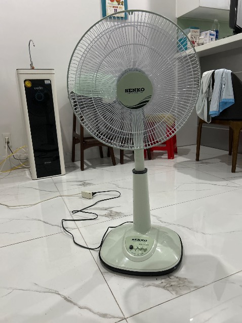 Quạt thổi mạnh, phù hợp để phòng bếp