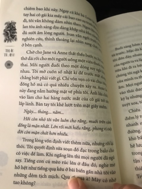 Truyện chân thật và lôi cuốn giúp người đọc cảm nhận và hình dung hành trình vượt biên mà rất nhiều người lựa chọn.
“Trong thùng xe ấy…. người ta biết rằng, cái giá phải trả là bằng tính mạng của mình.
Thật đắt!”