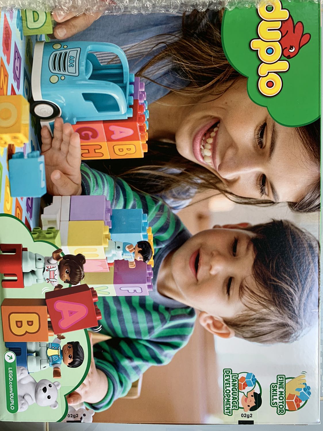 Các miếng lắp kích thước lớn phù hợp cho các bé nhỏ tuổi chơi. Chất lượng nhựa dày và in chữ tốt, khớp lắp chắc chắn, vừa khít và lắp vào rất nhẹ nhàng. 
Đúng là tiền nào của đấy.