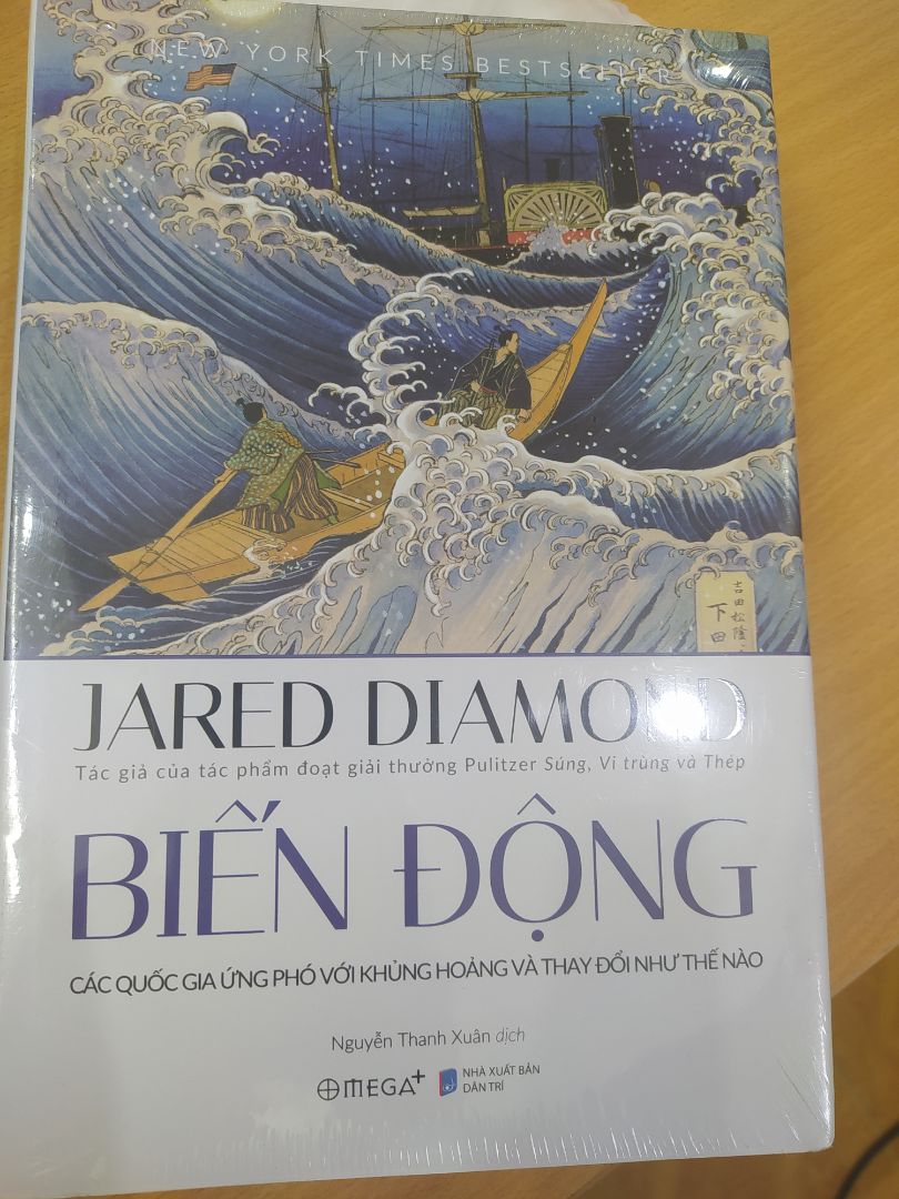 tiki giao hàng nhanh, đóng gói sách cẩn thận. 
Trong Biến động, Jared Diamond đã đưa chúng ta đến nhiều quốc gia đã trải qua những biến cố và cách họ vượt qua, và ông cũng chỉ ra những nguy cơ mà thế giới phải đối mặt. 
Với tác phẩm này của ông, trong bối cảnh thế giới đang trải qua dịch Covid 19 như hiện nay, rất đáng đọc và suy ngẫm.
