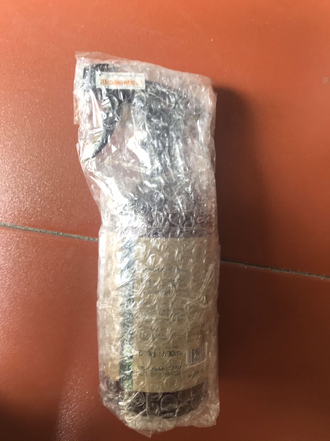 Tiki đóng hàng cẩn thận,giao hàng đúng thời hạn.sản phẩm là chất tẩy bằng hữu cơ nên lau vết bẩn cũng khá sạch.mùi sả chanh thoang thoảng khiến dễ chịu.sẽ còn ủng hộ những sản phẩm của người Việt Nam làm ra nhiều !