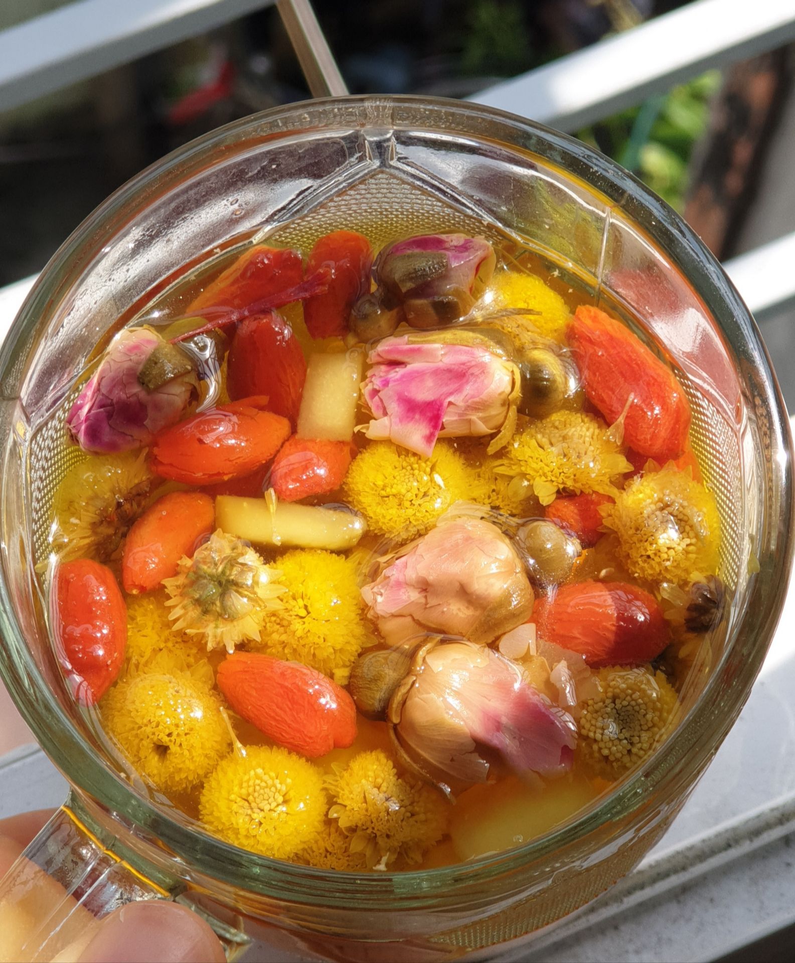 Mình lạ là kỷ tử khá khô, và màu đậm, chứ ko tươi và màu sáng như trên hình để trên bàn tay mình so sánh với kỷ tử mua chổ khác. Nếu ăn liền thì khá cứng, khó ăn, ko ngon như kỷ tử sáng màu mua ở chổ khác. 
Nhưng bù lại vì kỷ tử khô như vậy nên khá là nhiều, lại lúc nấu thì nở ra như hình cuối, và cũng ngon ngọt trà