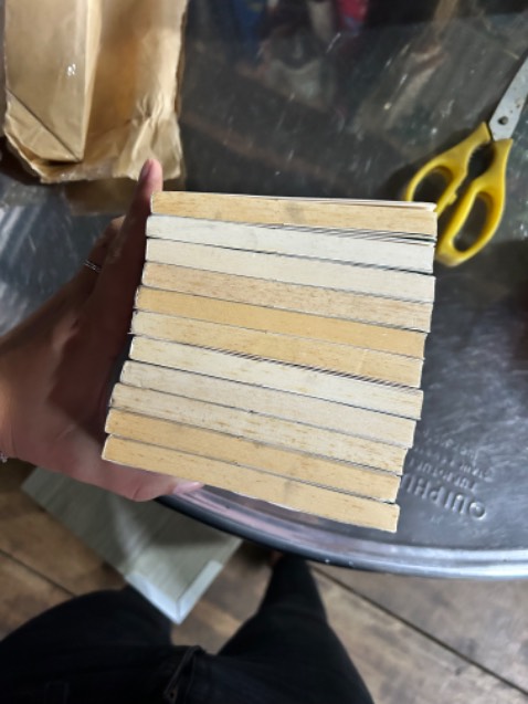 Sách bị ố vàng, mốc ẩm do khâu bảo quản không đảm bảo. Nhà sách cần thông tin tình trạng sách cho người mua trước khi giao hàng hoặc nói rõ trong phần mô tả sản phẩm về các tình huống có thể xảy ra khi nhận sách.