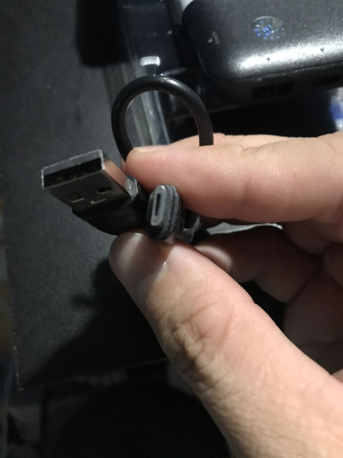 Dây sạc 1 kiểu, đầu lỗ sạc trên cục pin dự phòng 1 kiểu. Phải làm sao đây? Phải bỏ thêm tiền để mua dây sạc.
Đặt màu trắng thì phải, mà giao màu đen.