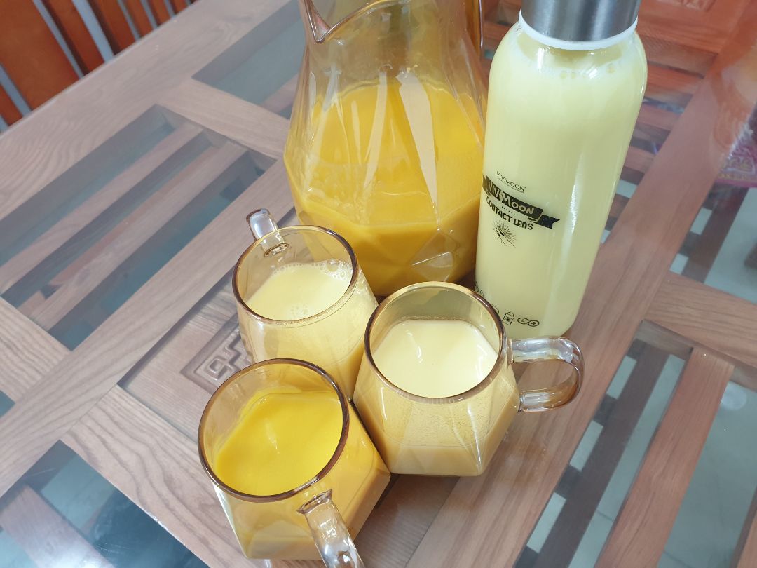 Tham khảo rất nhiều loại cuối cùng chọn bluestone vì giá tốt đẹp, gọn. Kinh nghiệm của mình làm sữa bí đỏ, sữa gạo, ngô, đậu nành thấy máy khá nhanh, êm. nên đọc kỹ hướng dẫn, nấu vs nc ấm sẽ nhanh hơn. về vấn đề xác ( bã) hạt mình thấy xay rất nhuyễn luôn, nên ngâm đậu để duy trì độ bền máy. mình ko thích uống nhiều xác nên mình lọc dù n rất mịn, mấy bạn trc kêu nhiều xác mình cũng ko hiểu😆 vì loại nào nhiều là do hạt n có sẵn bã rồi, vấn đề xay nhỏ mịn ko. Rất mịn nhé, ko đc đổ đg vs sữa đặc vào vì mình thử 1 lần bị xém đáy =))) vì máy nhỏ gọn nên tích hợp bp điện tử hết trên đầu và thân máy nên vệ sinh rất cẩn thận Thành phẩm đây khoe luôn. hihi rất ưng và giao siêu tốc dịch vẫn 2h là tới