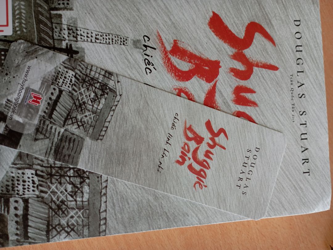 Sách rất đẹp nghennnnn, mà hơi cong phần góc vì cái bọc thôi. Xịn nha