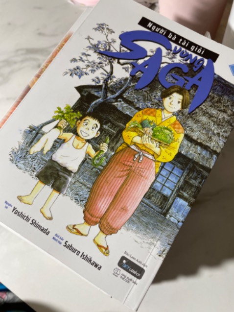 Bộ truyện đọc cực cuốn và dễ thương. Những nét vẽ miêu tả chân thật cuộc sống của người Nhật những năm 1960 và sự ngây thơ, hồn nhiên của những đứa trẻ trong truyện. Khi đọc truyện đôi khi mình phá lên cười, đôi khi phải dừng lại để ngẫm nghĩ về những câu nói rất ý nghĩa của bà Osano, bà ngoại của Akihiro. Cảm giác như mình đang quay lại tuổi thơ, cái thời không có Internet, không có máy chơi game, chỉ luẩn quẩn làm bạn với sách ( mình là thế hệ đầu 8X, quá già để đọc truyện tranh nhưng mình vẫn thích mê bộ này). Rất ý nghĩa nếu các bậc cha mẹ đọc cùng con bộ truyện này.

Tiki giao hàng rất nhanh. Bộ truyện được bao bọc cẩn thận, bìa trình bày đẹp. Mình còn được tặng thêm 1 quyển sổ tay nhỏ rất xinh nữa. Sẽ tiếp tục ủng hộ Tiki lâu dài. Cảm ơn rất nhiều ạ!