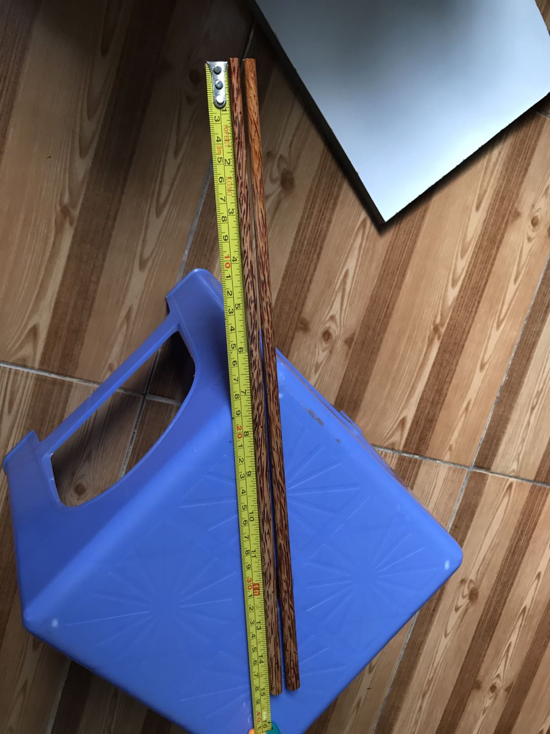 Đũa đẹp, gia công tỉ mỉ, rất hài lòng. Đũa dài hơn chiều dài được công bố. Mục miêu tả ghi dài 33 nhưng thực tế dài tới gần 39cm nên cầm hơi vướng một chút