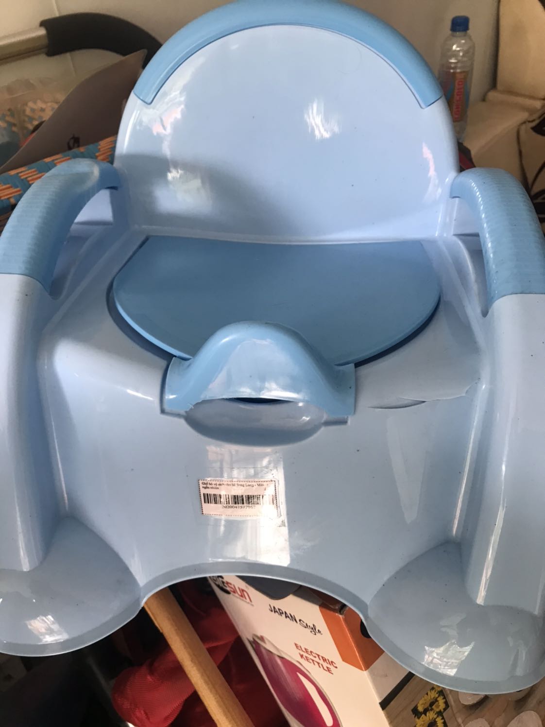 Chào Tiki!
Mình chọn mua TiKi nay cũng mới hơn 1 năm, mua cũng rất nhiều đồ. Nhưng lần đầu tiên mình không hài lòng về sản phẩm nhận được bị bể và bị móp như hình. 
Và còn dơ bụi đầy
Không hài lòng tí nào cả