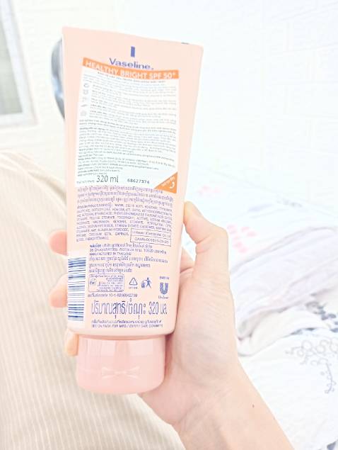 sản phẩm này đã dùng từ nhiều năm trước, giúp da đều màu hơn khả năng chống nắng ở mức vừa phải, 1 tuýp kem được rất nhiều, đặc biệt thích cấu tạo của miệng tuýp kem rất tinh sảo, khi sử dụng không bị ộc ra gây toe toét và lãng phí. serum mịn không gây cảm giác quá bết dính, giữ ẩm vừa đủ. Hiện tại đã có thêm một số dòng Vaseline sản xuất tại TQ, mọi người để ý chọn mua sp của Thái Lan sẽ lành hơn.