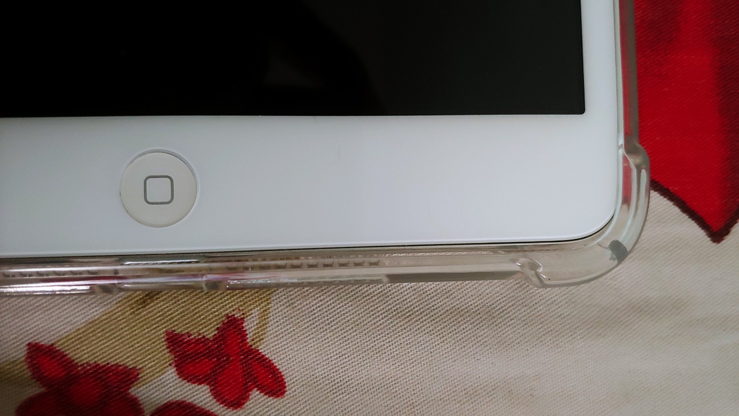 ốp hoàn toàn không ôm khít sản phẩm , rất lỏng lẻo , vị trí nút âm lượng thì bị giãn ! trong khi đây là sản phẩm mới chưa qua sử dụng !