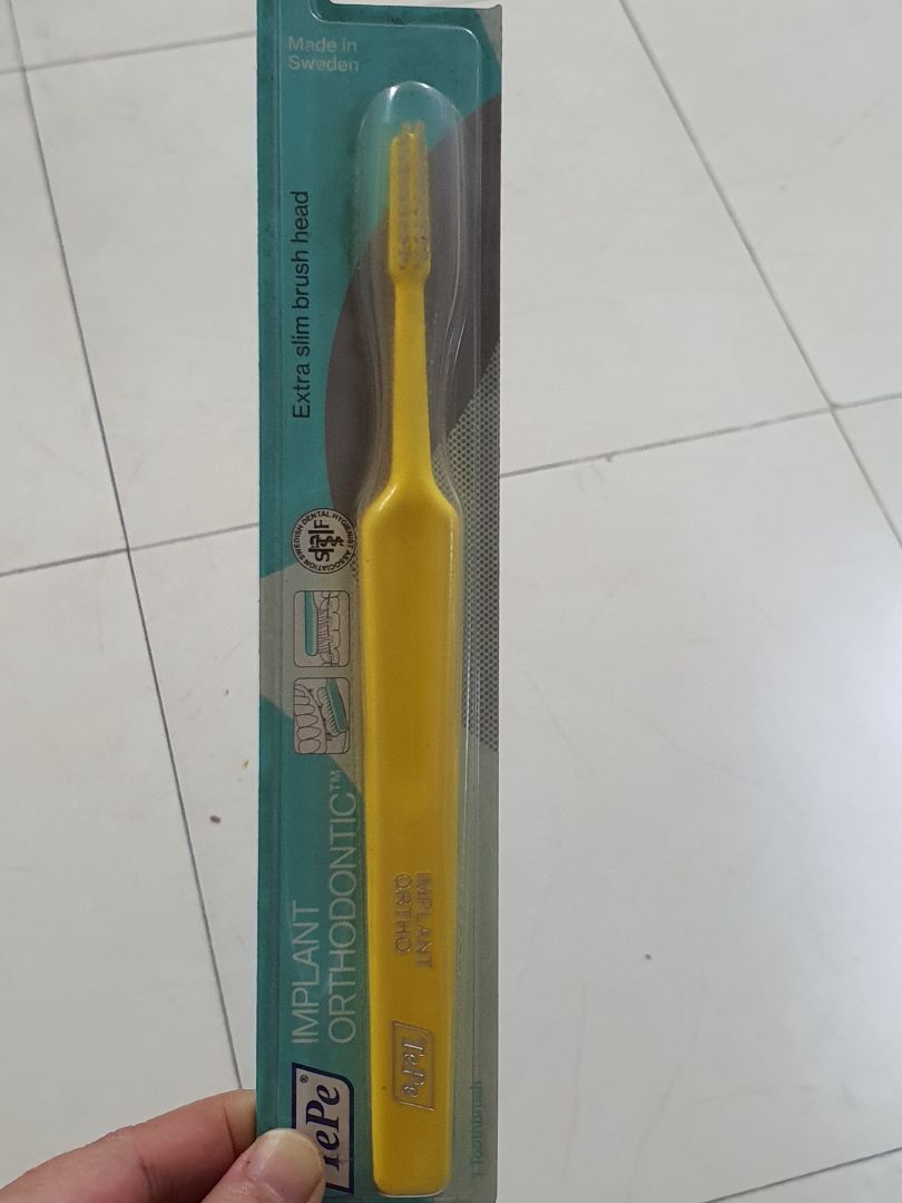 có lẽ hàng này shop bán không chạy cho nên bụi bẩn, dơ rất phản cảm.
tôi có thể thông cảm cho shop bán hàng tồn kho đã lâu, nhưng shop cũng nên có tâm, đem ra lau rửa dùm.