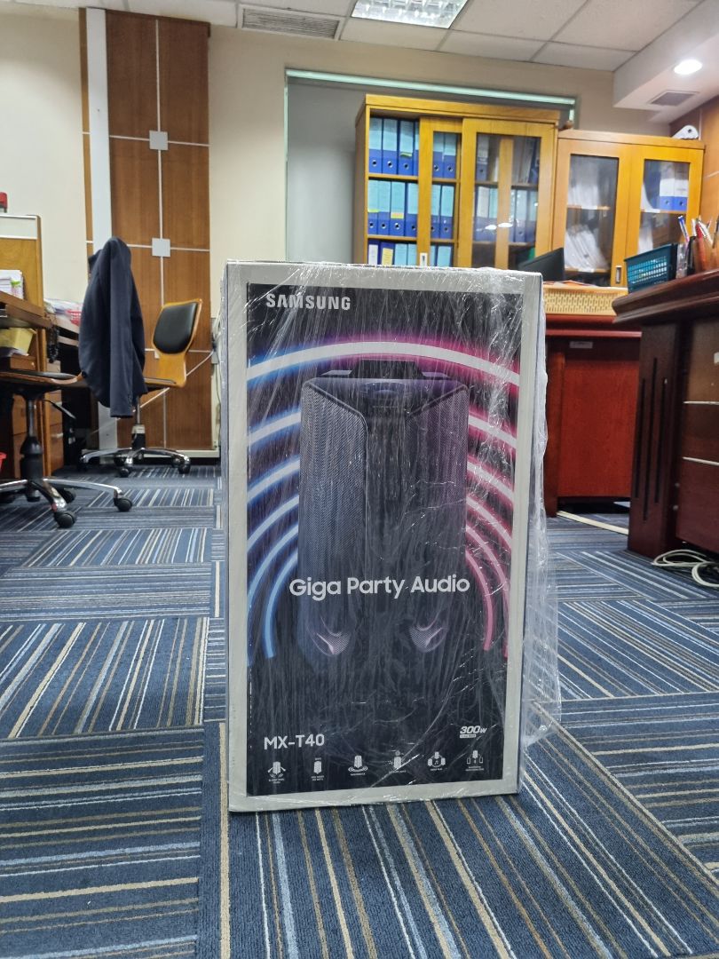 tiki giao hàng nhanh, âm thanh sống động, có đèn led sáng theo nhạc thích mắt, có remote điều khiển thuận tiện