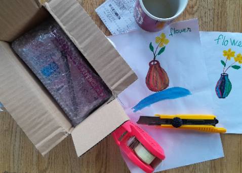 Lâu trôi, thiết kế chì OK nhưng chì có vẻ hơi khô và lên mi mắt không mượt. Đóng gói cẩn thận giao hàng nhanh. Giá này mà chất lượng chưa ổn lắm, mua hàng xách tay ổn hơn. Mình chọn hàng Nhật, giá tốt vì sợ hàng nguồn gốc không rõ ràng. Thôi lần sau ra trung tâm mua sắm thử xong mua vậy.  (Mình là chuyên viên trang điểm.)