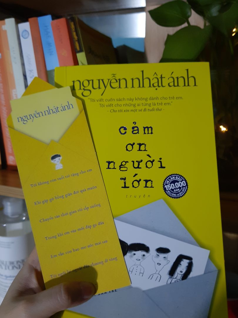 Có quá nhiều cảm xúc mà 258 trang của cuốn “ Cảm ơn người lớn “ của tác giả Nguyễn Nhật Ánh đã để lại trong tôi. Thông qua lời kể của ông cu Mùi, chúng ta được sống lại một thời tuổi thơ dữ dội, hay làm những trò nghịch ngợm, điên điên. Tác giả dành tặng cuốn sách này cho người lớn như giúp người lớn cố hồi tưởng lại ngày xưa những tỷ phú bé con đó đã tiêu xài thời gian như thế nào…
Có ai trong chúng ta từng ước mơ có một đôi cánh để bay lượn trên bầu trời? Có ai trong chúng ta từng chơi trò đóng giả làm vợ chồng để được chọn lựa gán ghép với người mà mình cảm thấy thinh thích? Có ai trong chúng ta từng thẳng tay xé những trang giấy trắng để vẽ chi chít lên đó những ngôi nhà, những đường thẳng dài có, ngoằn nghèo có để thể hiện một tấm bản đồ của nhà chúng bạn? Có ai trong chúng ta đã từng mê mẩn những cuốn truyện tranh, rồi ước mơ tự vẽ và xuất bản lấy một cuốn truyện để đời?... Xuyên suốt toàn bộ cuốn sách, tác giả gói trọn dòng cảm xúc và tâm hồn cho những trò nghịch ngợm của bọn nhỏ, nhưng bên cạnh đó là hình ảnh đan xen giữa thực tại về cuộc sống và những giá trị nhân văn sâu sắc từ những chiêm nghiệm của tác giả. Nó thực sự không quá nhiều, nhưng từng câu từng chữ trong đó về cách nhìn của cu Mùi đối với cuộc sống của một người lớn thật oái oăm và đầy khó khăn. Sự băn khoăn của Mùi như chính những băn khoăn thực tại của chúng ta vậy! 
Đầu tiên là tiền bạc, là những lần ngăn cản hàng trăm cái trò “ nghịch ngợm” mà bọn con nít nghĩ ra với câu nói: “ Tốn giấy tốn viết”, “ tốn bao nhiêu là bút màu rốt cuộc chỉ để chơi”, “ tiền bạc bây giờ khó kiếm lắm”…trong khi bọn trẻ con thì làm gì biết than như thế! Trẻ con chẳng có ước mơ gì cao sang ngoài việc chỉ cần đủ tiền mua cây cà rem, xi rô, ổi, xoài… mà nhờ thế bọn trẻ không có nhiều lắm những khổ não.
Nỗi băn khoăn về tiền bạc chẳng những không được qua đi mà nó còn đè nặng hơn khi đến với hôn nhân, hay người lớn càng ác cảm với chúng nhiều hơn khi con người ta phải thực hiện những gì mà khi yêu người ta chỉ có nói suông! 
Người lớn còn sợ thời gian, khi người lớn có tất cả và được làm mọi thứ mà ngày xưa từng bị cấm cản nhưng bây giờ, thời gian giống như đang chiếm lĩnh lấy mọi thứ.
“ Tôi không còn tuổi trẻ tặng cho em
Khi gặp ngỡ bỗng giận đời quá muộn
Chuyến tàu thời gian tôi sắp xuống
Trong khi em vừa mới đáp ga đầu
Em vẫn còn bao mơ ước mai sau
Tôi ngồi lại ngoái đầu thương dĩ vãng” 
(Nguyễn Nhật Ánh )
Và những vầng thơ của những năm tháng tóc biến thành hoa lau sẽ không còn được thấy nét lả lơi như thời đôi mươi trên trang thơ tình dành tặng cho người thương cũ: 
“ Em có tin
Xưa nay anh vẫn chăn dắt những vì sao trên trời
Nếu không thể, vì sao sáng nhất do đâu lại chọn rơi vào mắt em
Để mắt em long lanh đến vậy…”
(Nguyễn Nhật Ánh )
Và người lớn còn chất chứa trong lòng những bí mật, những nỗi niềm riêng như nuôi một gánh nặng….
Người lớn luôn tự cho trẻ con là lũ sinh vật lúc nào cũng hào hứng làm những chuyện ngốc nghếch sau lưng đấng sinh thành. Thế nhưng người lớn chẳng phải cũng có cái ngốc nghếch riêng của mình đó thôi! Và nhờ vậy mà trẻ con có mặt trên cuộc đời này.
Nguyễn Nhật Ánh đã miêu tả thành công sự mập mờ của thế giới người lớn. Lột tả được lối suy nghĩ đầy hóm hỉnh của trẻ con, dưới góc nhìn của trẻ con – những đứa trẻ chưa bị cái đè nén của thời gian làm đầu óc chúng ghì chặt lại. Câu chuyện mà Nguyễn Nhật Ánh kể không phải là cuộc đời của tôi, cũng không phải là cuộc đời của bất kỳ một ai cả, nhưng chúng ta đủ khôn ngoan để nhìn trực tiếp trong cuộc đời thay vì trang sách! Đến cuối cùng của trang sách không phải là những tiếc nuối thời thơ ấu của cu Mùi hay bất kỳ nhân vật nào trong truyện mà chính là sự biết ơn của chính bản thân tôi dành đến cho tác giả về một tác phẩm đầy tính nhân văn này, giúp cho tôi – những người lớn nhưng lại khao khát bé có một cái nhìn mới, một hiện thực khác, và cao hơn so với hiện thực ngoài kia!.....
Đà Nẵng, 23/07/2021! Một ngày chỉ ở nhà để chống dịch! Có quá nhiều cảm xúc mà 258 trang của cuốn “ Cảm ơn người lớn “ của tác giả Nguyễn Nhật Ánh đã để lại trong tôi. Thông qua lời kể của ông cu Mùi, chúng ta được sống lại một thời tuổi thơ dữ dội, hay làm những trò nghịch ngợm, điên điên. Tác giả dành tặng cuốn sách này cho người lớn như giúp người lớn cố hồi tưởng lại ngày xưa những tỷ phú bé con đó đã tiêu xài thời gian như thế nào…
Có ai trong chúng ta từng ước mơ có một đôi cánh để bay lượn trên bầu trời? Có ai trong chúng ta từng chơi trò đóng giả làm vợ chồng để được chọn lựa gán ghép với người mà mình cảm thấy thinh thích? Có ai trong chúng ta từng thẳng tay xé những trang giấy trắng để vẽ chi chít lên đó những ngôi nhà, những đường thẳng dài có, ngoằn nghèo có để thể hiện một tấm bản đồ của nhà chúng bạn? Có ai trong chúng ta đã từng mê mẩn những cuốn truyện tranh, rồi ước mơ tự vẽ và xuất bản lấy một cuốn truyện để đời?... Xuyên suốt toàn bộ cuốn sách, tác giả gói trọn dòng cảm xúc và tâm hồn cho những trò nghịch ngợm của bọn nhỏ, nhưng bên cạnh đó là hình ảnh đan xen giữa thực tại về cuộc sống và những giá trị nhân văn sâu sắc từ những chiêm nghiệm của tác giả. Nó thực sự không quá nhiều, nhưng từng câu từng chữ trong đó về cách nhìn của cu Mùi đối với cuộc sống của một người lớn thật oái oăm và đầy khó khăn. Sự băn khoăn của Mùi như chính những băn khoăn thực tại của chúng ta vậy! 
Đầu tiên là tiền bạc, là những lần ngăn cản hàng trăm cái trò “ nghịch ngợm” mà bọn con nít nghĩ ra với câu nói: “ Tốn giấy tốn viết”, “ tốn bao nhiêu là bút màu rốt cuộc chỉ để chơi”, “ tiền bạc bây giờ khó kiếm lắm”…trong khi bọn trẻ con thì làm gì biết than như thế! Trẻ con chẳng có ước mơ gì cao sang ngoài việc chỉ cần đủ tiền mua cây cà rem, xi rô, ổi, xoài… mà nhờ thế bọn trẻ không có nhiều lắm những khổ não.
Nỗi băn khoăn về tiền bạc chẳng những không được qua đi mà nó còn đè nặng hơn khi đến với hôn nhân, hay người lớn càng ác cảm với chúng nhiều hơn khi con người ta phải thực hiện những gì mà khi yêu người ta chỉ có nói suông! 
Người lớn còn sợ thời gian, khi người lớn có tất cả và được làm mọi thứ mà ngày xưa từng bị cấm cản nhưng bây giờ, thời gian giống như đang chiếm lĩnh lấy mọi thứ.
“ Tôi không còn tuổi trẻ tặng cho em
Khi gặp ngỡ bỗng giận đời quá muộn
Chuyến tàu thời gian tôi sắp xuống
Trong khi em vừa mới đáp ga đầu
Em vẫn còn bao mơ ước mai sau
Tôi ngồi lại ngoái đầu thương dĩ vãng” 
(Nguyễn Nhật Ánh )
Và những vầng thơ của những năm tháng tóc biến thành hoa lau sẽ không còn được thấy nét lả lơi như thời đôi mươi trên trang thơ tình dành tặng cho người thương cũ: 
“ Em có tin
Xưa nay anh vẫn chăn dắt những vì sao trên trời
Nếu không thể, vì sao sáng nhất do đâu lại chọn rơi vào mắt em
Để mắt em long lanh đến vậy…”
(Nguyễn Nhật Ánh )
Và người lớn còn chất chứa trong lòng những bí mật, những nỗi niềm riêng như nuôi một gánh nặng….
Người lớn luôn tự cho trẻ con là lũ sinh vật lúc nào cũng hào hứng làm những chuyện ngốc nghếch sau lưng đấng sinh thành. Thế nhưng người lớn chẳng phải cũng có cái ngốc nghếch riêng của mình đó thôi! Và nhờ vậy mà trẻ con có mặt trên cuộc đời này.
Nguyễn Nhật Ánh đã miêu tả thành công sự mập mờ của thế giới người lớn. Lột tả được lối suy nghĩ đầy hóm hỉnh của trẻ con, dưới góc nhìn của trẻ con – những đứa trẻ chưa bị cái đè nén của thời gian làm đầu óc chúng ghì chặt lại. Câu chuyện mà Nguyễn Nhật Ánh kể không phải là cuộc đời của tôi, cũng không phải là cuộc đời của bất kỳ một ai cả, nhưng chúng ta đủ khôn ngoan để nhìn trực tiếp trong cuộc đời thay vì trang sách! Đến cuối cùng của trang sách không phải là những tiếc nuối thời thơ ấu của cu Mùi hay bất kỳ nhân vật nào trong truyện mà chính là sự biết ơn của chính bản thân tôi dành đến cho tác giả về một tác phẩm đầy tính nhân văn này, giúp cho tôi – những người lớn nhưng lại khao khát bé có một cái nhìn mới, một hiện thực khác, và cao hơn so với hiện thực ngoài kia!.....
Đà Nẵng, 23/07/2021! Một ngày chỉ ở nhà để chống dịch!