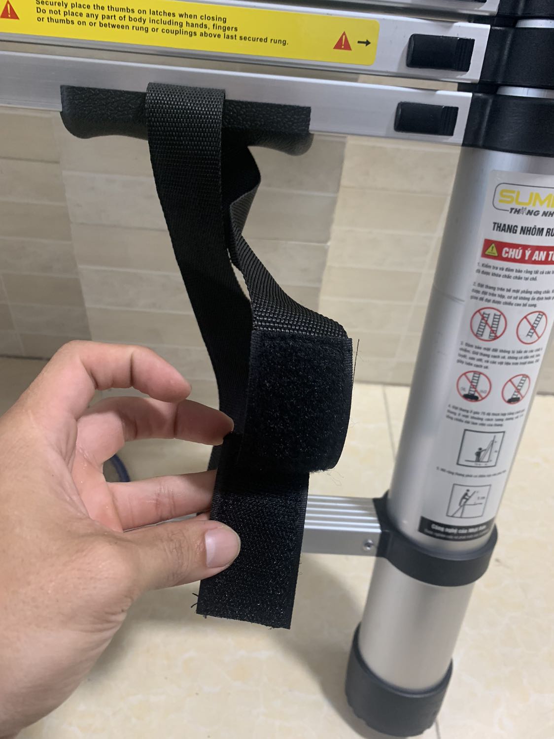 Dây quấn thang ko có chốt cài như hình chỉ có miếng dán . Khá thất vọng khi không giống như mô tả vs hình đăng sản phẩm . Chọn mua vì thấy ảnh có chốt gài nhưng thực tế ko có