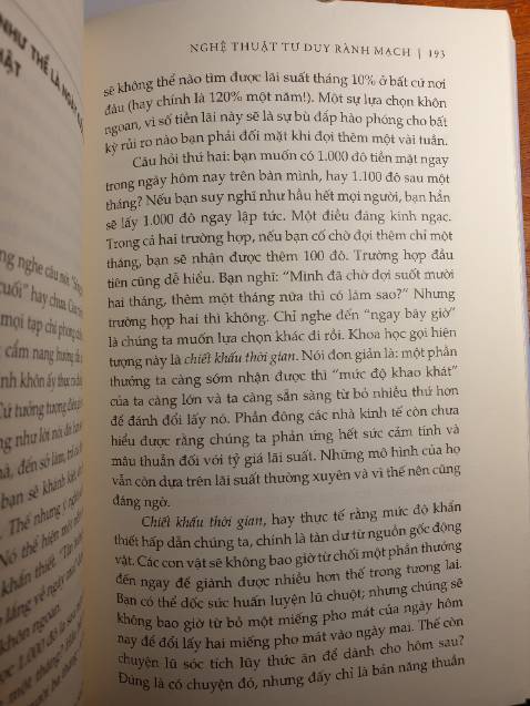 Quyển sách yêu thích nhất của mình!

Mình đã đọc đi đọc lại quyển này 3 4 lần và đặt trên Tiki 7 lần toàn để đi tặng người quen bạn bè. Cứ mua về đọc xong lại đi cho, xong tiếc lại mua về. Một quyển sách tâm lý học cực kỳ hay và thú vị. 99 chương là 99 lỗi tư duy thường gặp, mỗi chương chỉ khoảng 2-4 trang, giải thích một cách súc tích những lỗi tư duy mà hầu như ta đều mắc phải nhưng chẳng hề hay biết. Cách dẫn dắt, đưa dẫn chứng, giải thích của tác giả rất ngắn gọn và dễ hiểu, hầu như đọc cái hiểu ngay và phù hợp với tất cả mọi đối tượng. Đặc biệt bản dịch này dịch cực chuẩn và sát nghĩa, theo mình cảm nhận thì không chê vào đâu được. Nếu bạn nào hứng thú có thể tìm bản gốc của nó là "The Art Of Thinking Clearly", để đọc song song.
Một quyển sách xứng đáng 5 sao đúng nghĩa.
Mình trích một chương 51 trong quyển cho các bạn tham khảo.