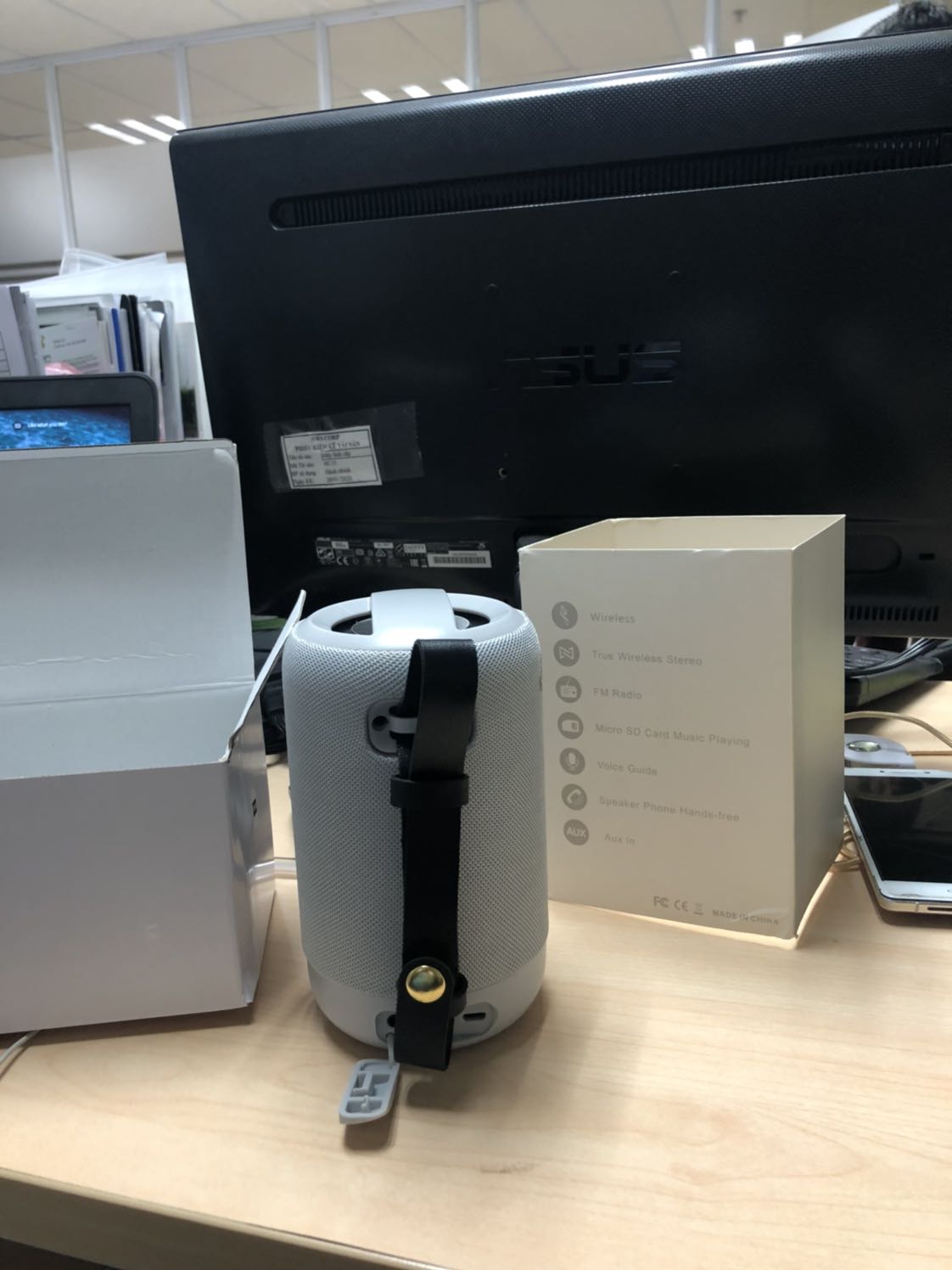 Giao hàng nhanh ***, loa nghe nhạc sàn chất phết. Có cả khe cắm thẻ nhớ. Không thể không đánh giá 5* cho sp này