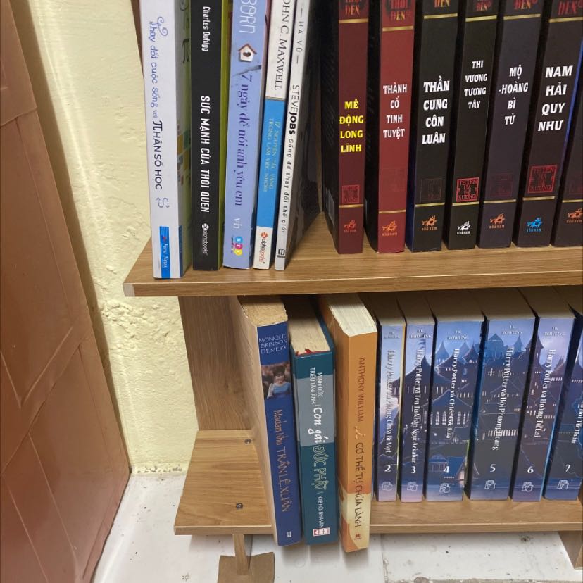 Tủ tạm ổn. Gỗ bị trầy góc, kệ gỗ bị chênh. Phải chêm thêm giấy để được thẳng