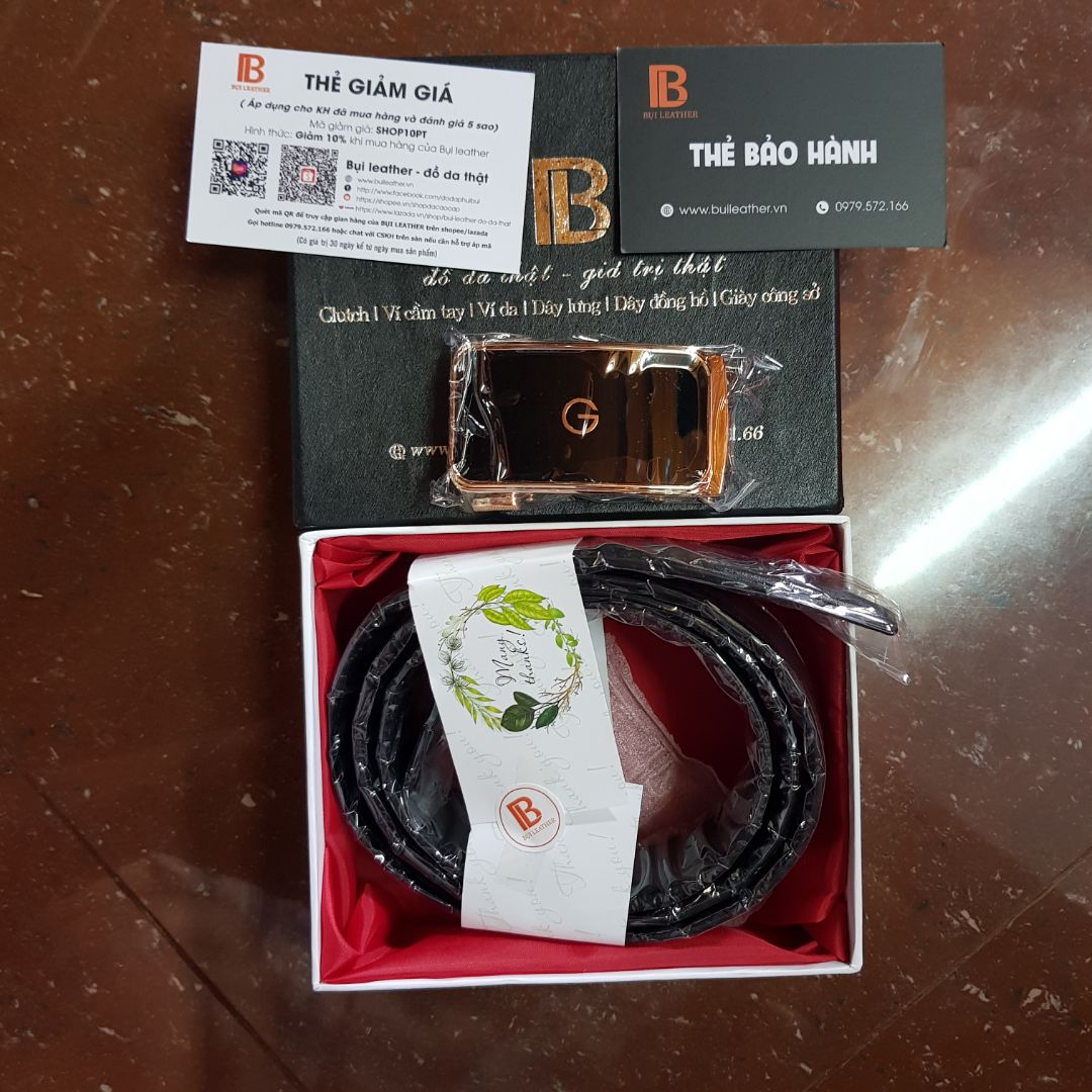 mặt dây đẹp, khá sang nhưng hơi nhỏ 1 xíu, dây mềm, phần da căng nhưng cầm thấy hơi nhẹ so với dây da bò mình đang đeo, chắc do đx xử lý phần trong nên nhẹ hơn. bền k thì chưa biết dc nhưng shop có bh 12th thì mình nghĩ ok. chỉ có điều dạo này tiki giao hàng quá là chậm luôn.