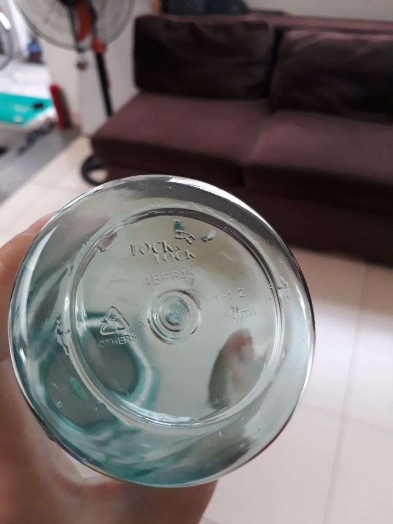 Sản phẩm được giới thiệu là được làm từ nhựa PP an toàn . nhưng mình check dưới đáy chai thì sp có kí hiệu nhựa other - số 7 - hoàn toàn độc hại. Bỏ ra 89k nhưng mua về sp còn độc hơn chai nhựa thường thật không đáng... mình hy vọng tiki có thể đổi trả cho mình loại khác..