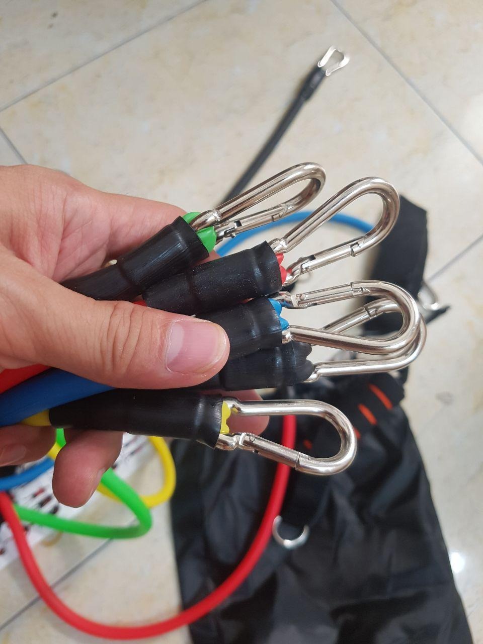 Giao hàng rất nhanh , đầy đủ phụ kiện như hình , đặc biệt móc to và chắc chắn hơn hẳn mấy sản phẩm rẻ tiền . Dây kéo chắc chắn , đàn hồi tốt , thích hợp tập nhiều bài gym ở nhà , tiện lợi