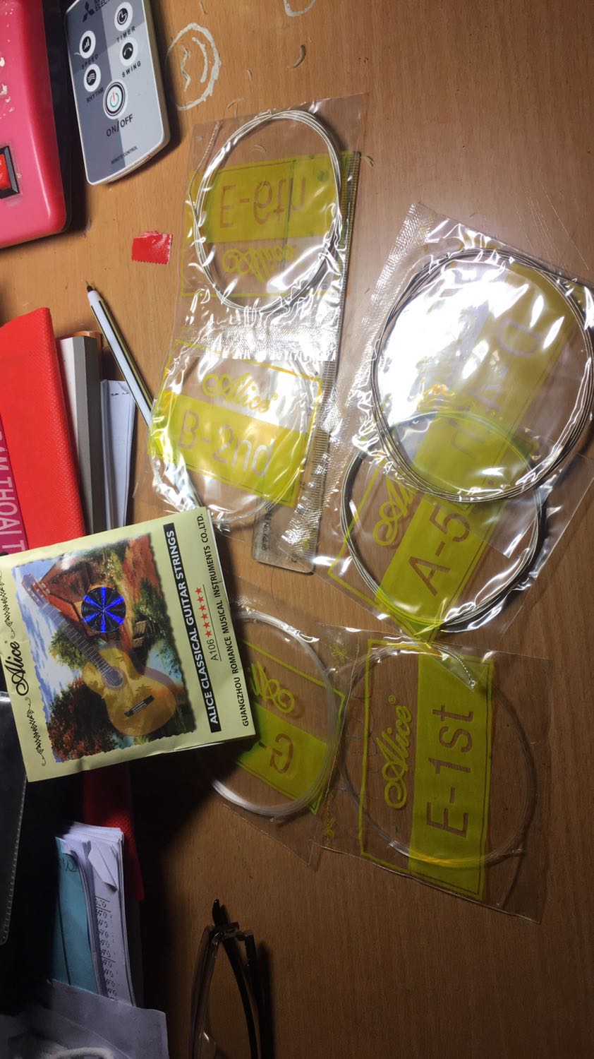 Bọc cẩn thận nhưng hàng k như hình, mình đặt dây acoutic lại gửi về là dây classic, rất k hài lòng