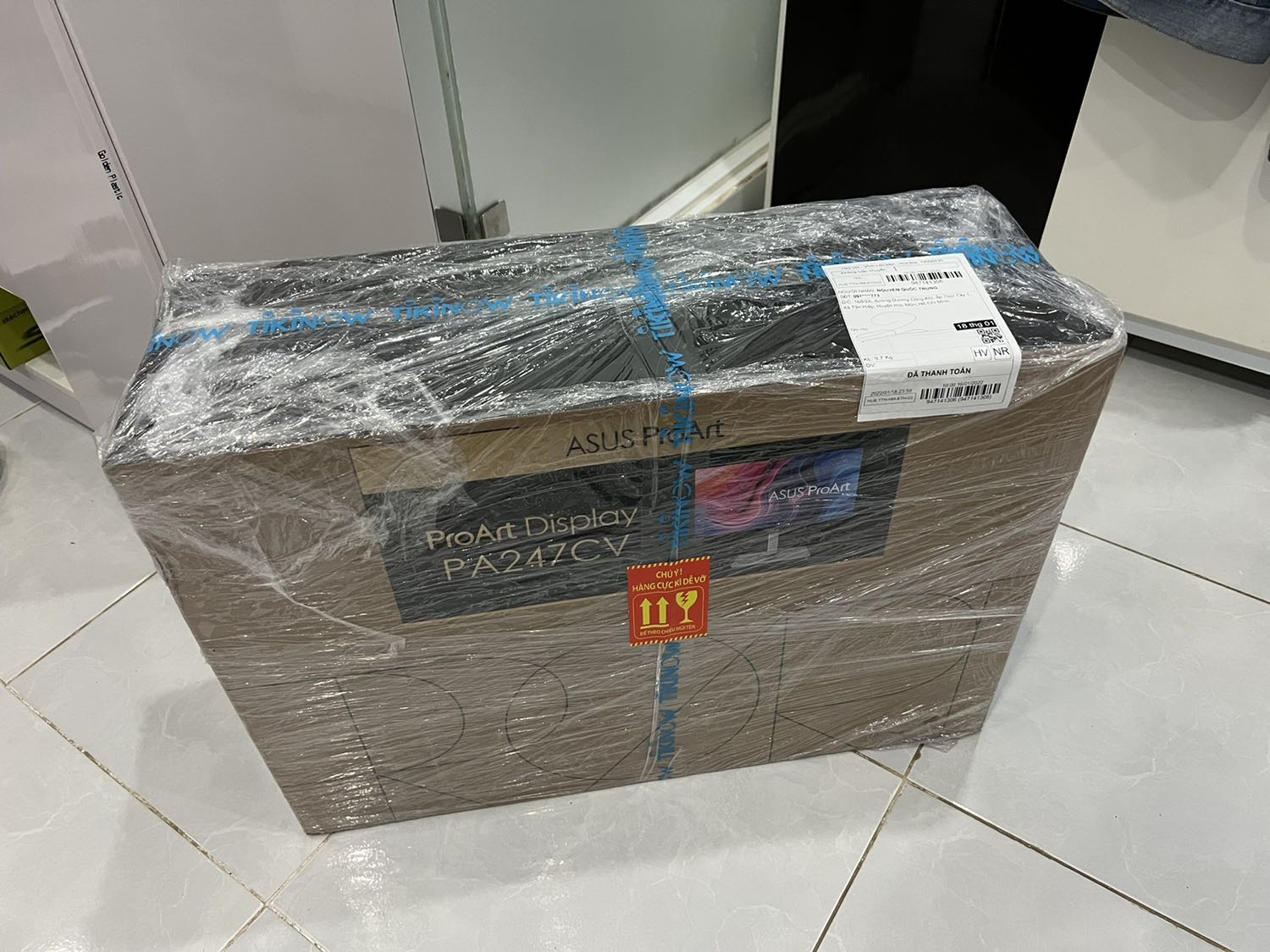 Rất đẹp. Xài màn hình 2K xuống full HD cảm thấy hơi rỗ nhẹ, nhưng từ từ sẽ quen. Kết nối 1 cổng type C qua Macbook vừa sạc được vừa gọn quá tiện luôn
Tiki đặt hàng ngày Chủ nhật mà trưa thứ 2 đã giao quá nhanh mặc dù mình ở ngoại thành HCM